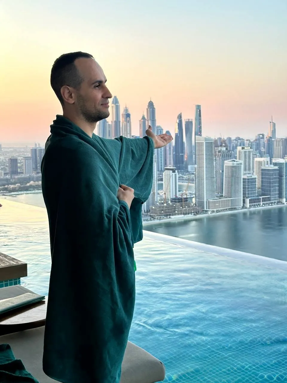 Konstantin Arutjunov overlooking the Dubai skyline